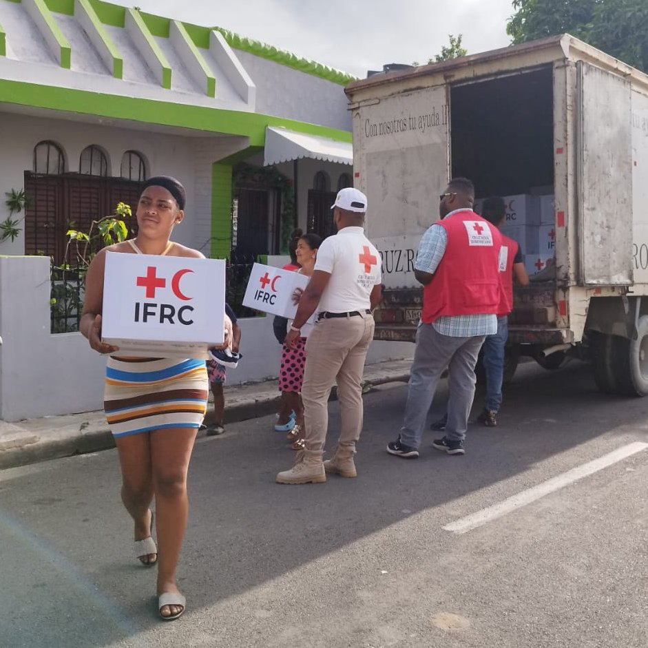 crdominicana's tweet photo. ⛑👉 En el marco del Proyecto operación #DREF Inundaciones noviembre 2023, entregamos  más de 191 kits de higiene en las comunidades, Matos indios, La Altagracia, El Talado, Los Mameyes, Las Mercedes y Pueblo Nuevo del distrito municipal de Chirino 🤩👍 https://t.co/c2axnWM4za