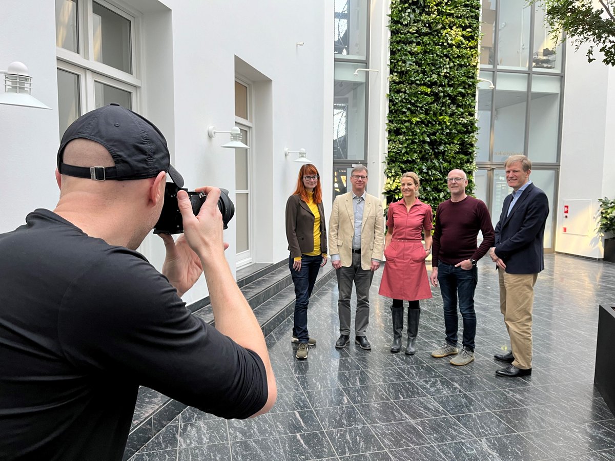 DK Frie Forsk.fond (@dff_raad) on Twitter photo Nyt år og fem nye formænd for DFF’s faglige råd.
I dag var <a href="/koefoed/">Jens Holger Koefoed</a>, <a href="/SorenBak66/">Søren Bak</a>, <a href="/kathrinevitus/">Kathrine Vitus</a>, <a href="/P_Rossing/">Peter Rossing</a> og Mogens Brøndsted Nielsen samlet for første gang for at tage hul på 2024, hvor rådene bl.a. skal vurdere tusindvis af forskningsidéer.
#dkforsk Nyt år og fem nye formænd for DFF’s faglige råd.
I dag var <a href="/koefoed/">Jens Holger Koefoed</a>, <a href="/SorenBak66/">Søren Bak</a>, <a href="/kathrinevitus/">Kathrine Vitus</a>, <a href="/P_Rossing/">Peter Rossing</a> og Mogens Brøndsted Nielsen samlet for første gang for at tage hul på 2024, hvor rådene bl.a. skal vurdere tusindvis af forskningsidéer.
#dkforsk