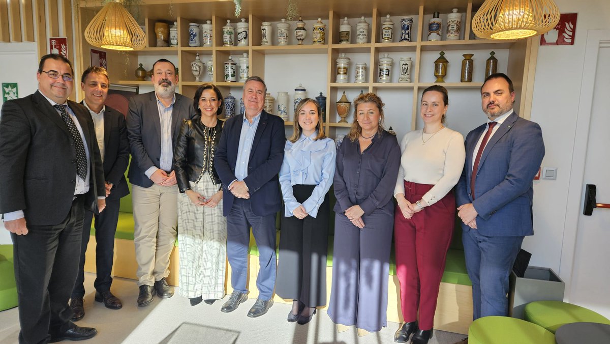 SecretariaCGCOF's tweet photo. También hemos abordado la mejora de los sistemas que permitan una mejora en la actuación farmacéutica. 

Además, hemos despedido a Javier Arias, jefe de área de Farmacia de @mufaceoficial, que finaliza su etapa laboral tras una vida de trabajo ¡Gracias por tanto!

#SomosSociales https://t.co/Dfu7WviBTm