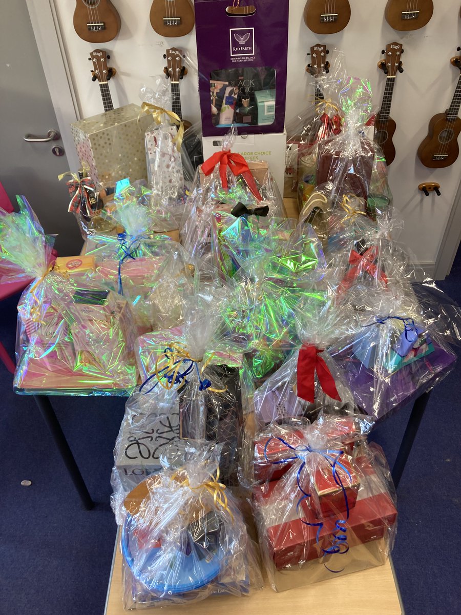 We are looking forward to welcoming you to our TY Musical again tonight.  It is a show not to be missed!!
There are fantastic raffle prizes to be won. Thanks to our PA who are providing a Tuck shop at the interval.
🎤🎭#Backtothe80s🎶#SMC