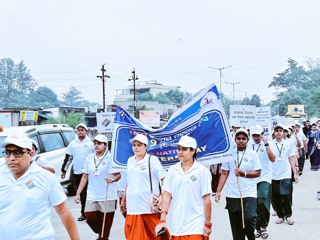 CollectorBgr's tweet image. 14th National Voters Day was celebrated where Walkathan from Koshal Kala Mandal to CTE, Balangir was held,Voters Pledge was taken,EPICs were distributed to new voters &amp;amp; BLOs were awarded for their good work during SSR-24.@OdishaCeo @ECISVEEP
#Nothing_like_voting #I_vote_for_sure