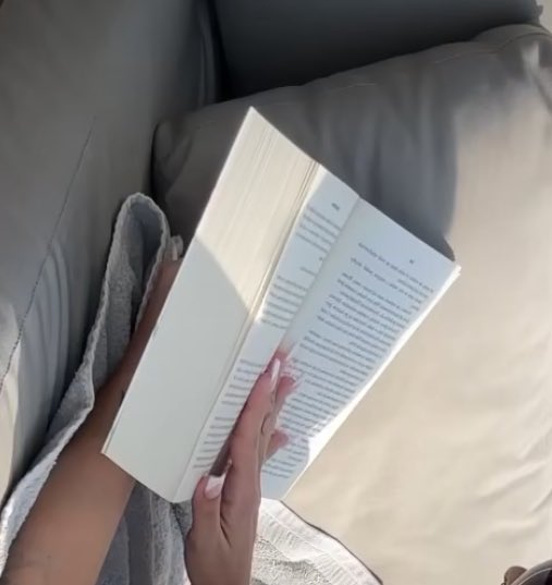 lobafto's tweet photo. Lila Janowska czyta książkę do góry nogami czy ja mam schize https://t.co/Vzxo0cC1Xx