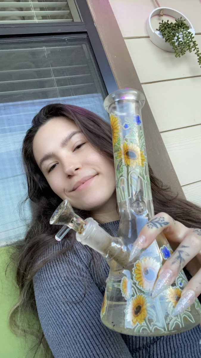 viollettskyy's tweet image. she's cute isn't she 🌻