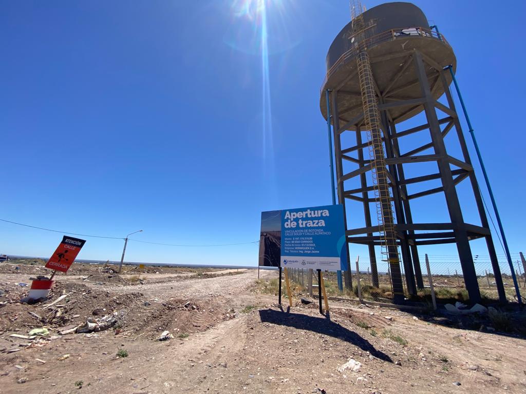 munineuquen's tweet image. #nuevaobra 🚜🚧 Comenzamos con la apertura de calle #Alpataco, para vincular   #Terrazas con la Av. Soldi, mejorando la conectividad en el norte de la ciudad.🛣️
👷🏾Ahora se está llevando adelante tareas de movimiento y preparación del suelo.
#plancapital 
@infraestrucnqn