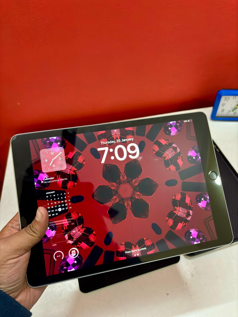 aapkaapnacamera's tweet image. A friend of mine is selling his iPad 9th Gen in mint condition, rarely used! Comes with tempered glass, back case, original accessories, &amp;amp; box. 
Invoice: Oct 10, 2023.
Asking 25k (Negotiable), 📍Delhi NCR
DM if interested! #iPadForSale #MintCondition

Retweet for Good Karma 😇