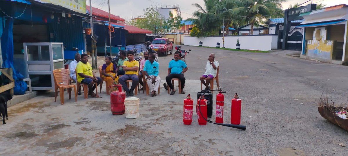 FireService_ANP's tweet photo. To sensitize the business communities, Fire Fighters of #FSKamorta organized Fire & Life Safety Awareness programme at Kamorta Bazar.
Local Residents and Shop Keepers participated enthusiastically.
Good Initiative of FS Incharge, Sh. T. Sunil Kumar. https://t.co/F4DzLQNqAB