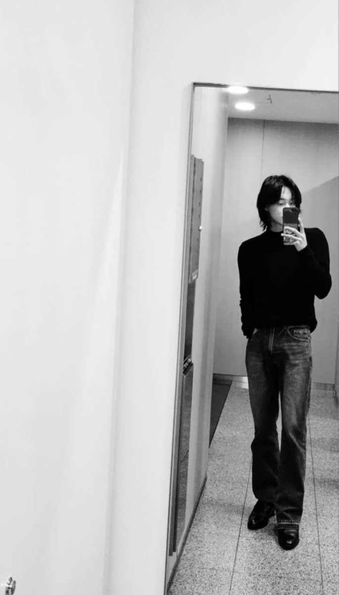1binlou's tweet photo. 흑백 거울셀카 원빈은 
실패하는 법이 없는거 알잖아 https://t.co/RW5k82IkGc
