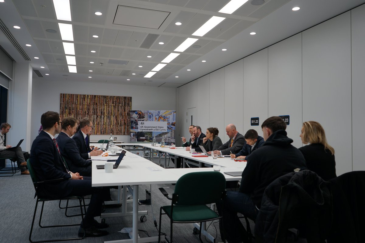 Welsh Secretary <a href="/DavidTCDavies/">David TC Davies 🏴󠁧󠁢󠁷󠁬󠁳󠁿🇬🇧</a> hosted a roundtable with <a href="/BarclaysUK/">Barclays UK</a> and cross-sector business representatives to discuss the opportunities and challenges they currently face, barriers to growth and potential solutions 🏦 📈