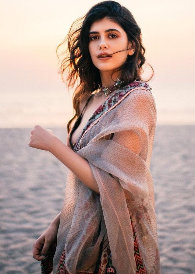 GEsWIkHXYAIEr-t?format=jpg&name=900x900