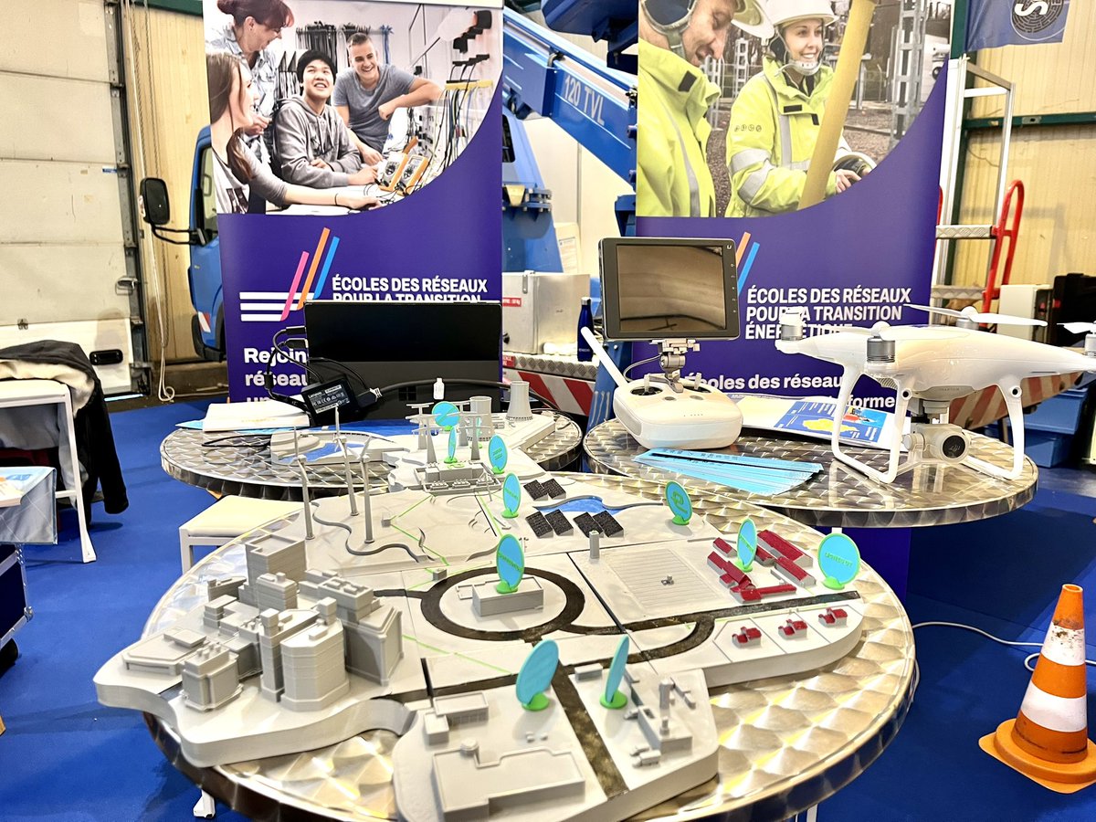 enedis_centre's tweet photo. Découverte des métiers passionnants de la filière industrielle de la distribution d’électricité au forum de l’orientation de @Chateauroux36 ! Des opportunités de formation et d’emploi dans une filière ultra dynamique #ecoledesreseauxpourlatransitionénergetique @lycBlaisePascal https://t.co/LMq9IkeGa6
