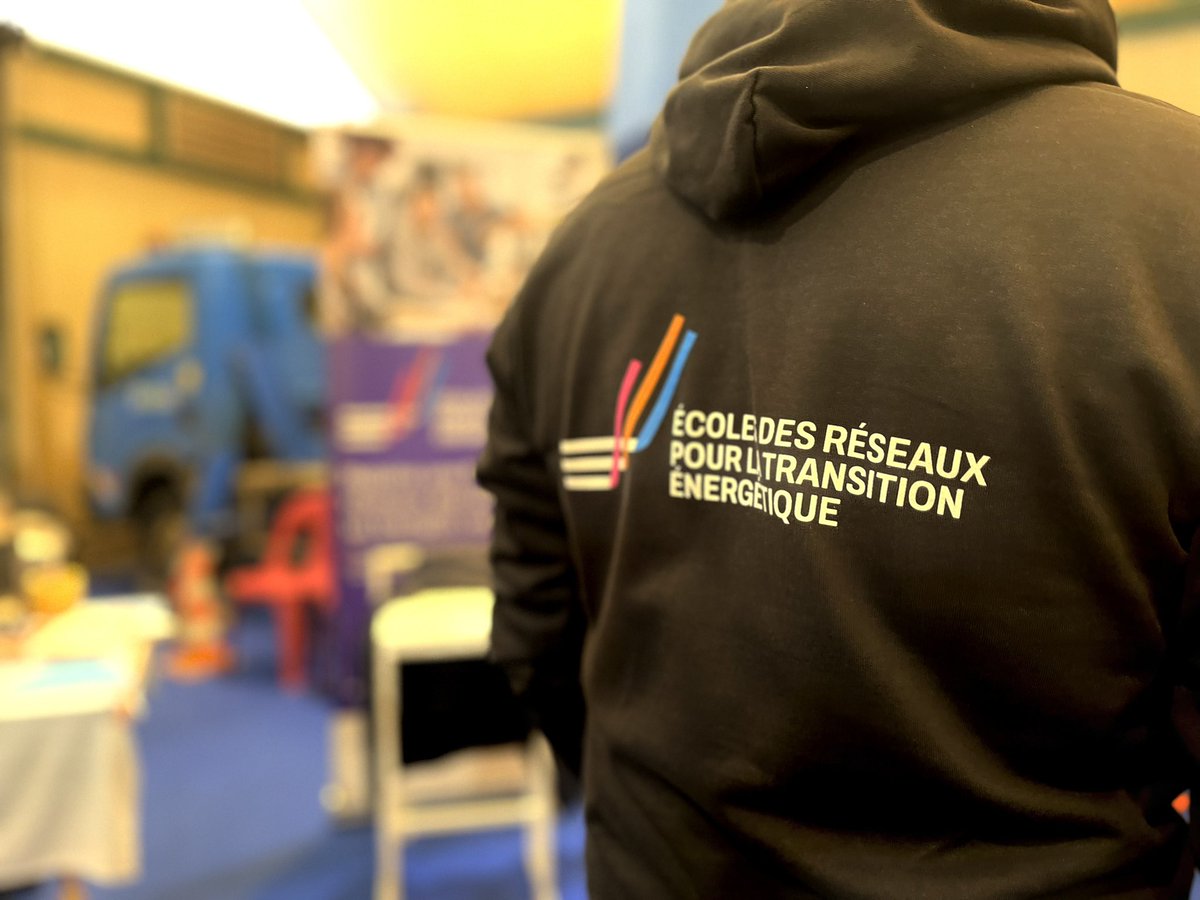 enedis_centre's tweet photo. Découverte des métiers passionnants de la filière industrielle de la distribution d’électricité au forum de l’orientation de @Chateauroux36 ! Des opportunités de formation et d’emploi dans une filière ultra dynamique #ecoledesreseauxpourlatransitionénergetique @lycBlaisePascal https://t.co/LMq9IkeGa6