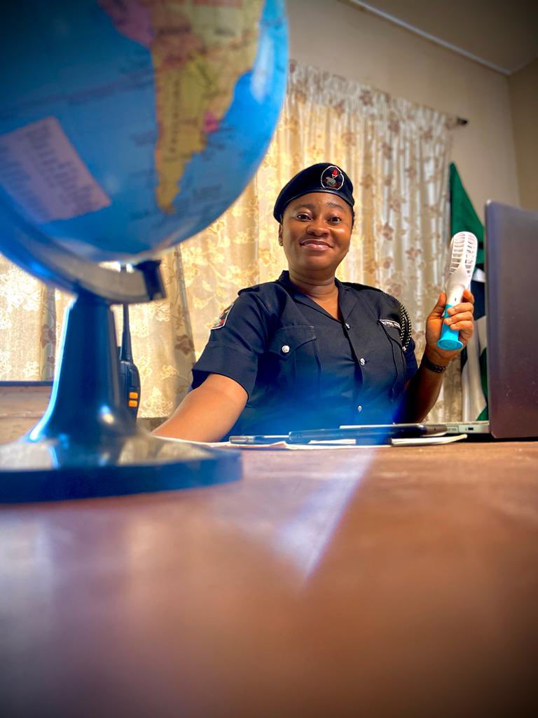 SeunAwonusi's tweet image. Your pretty DPO standing by to arrest anyone who stresses you out this afternoon 😂

I had a swell time playing this character… see as I fine na😂🤸‍♂️🤸‍♂️💃❤️

KADARA is still showing on Africa Magic Yoruba by 6:30pm daily
#omando 
#womeninfilm 
#actors 
#amkadara