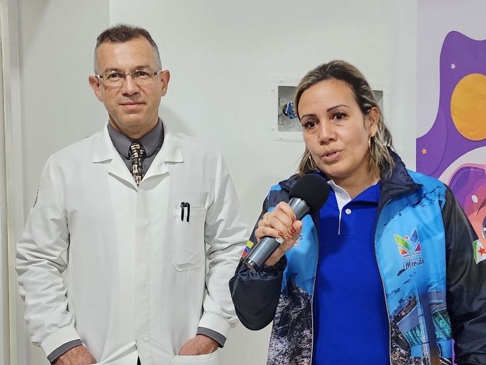JEHYSONGUZMAN's tweet photo. El #PatriaQueLucha de hoy lo hicimos desde al Hospital Universitario de Los Andes @iahulaoficial, en un ��rea muy especial para nosotros, me refiero al área de Oncología pediátrica, el cual hemos recuperado y modernizado gracias a nuestro presidente @NicolasMaduro.

Hicimos este programa especial, rodeado de varias heroinas merideñas, entre ellas mi amada esposa @Gairimar; la directora del IAHULA, Dra. Nellys Molina; la Dra. Moraima Salazar, coordinadora de Barrio Adentro y Luz Rivera, secretaria de Desarrollo Social de la Gobernación.

Este espacio rehabilitado cuenta con 10 ambientes para hospitalización pediátrica hemato-oncológica con 32 camas para brindar atención médica de calidad, ahora cuenta con un área habilitada para el “aula hospitalaria” un espacio que brinda la Fundación @ninosimonmda para brindar la continuidad del aprendizaje y formación educativa de los niños y niñas mientras se encuentran hospitalizados, espacio que contará con profesionales pedagógicos.

A través de este servicio se atienden a más de 532 tesoritos provenientes de 8 estados del país para recibir su tratamiento oncológico de manera gratuita. Todo esto en cooperación con la vicepresidenta de Ciencia, Tecnología y Salud @Gabrielasjr y nuestra ministra para la Salud @MagaGutierrezV 

✅ ATENCIÓN ‼️ Otra extraordinaria noticia: ya el equipo médico tecnológico “Resonador” está operativo, fue puesto en funcionamiento en el Centro de Alta Tecnología en Los Curos, esto fortalece aún más el sistema de imagenología para diagnósticos oportunos en especial a los niños y niñas. Ya se están haciendo resonancias simples para la atención de solicitudes a través de la VenAPP del 1x10 del Buen Gobierno.

✅ El presidente @NicolasMaduro asignó para Mérida una “Unidad de Acelerador Lineal” para los tratamientos de pacientes oncológicos. Para instalarlo es necesario adecuar la infraestructura de la Unidad de Oncología y desde hoy inician las labores para lograr su instalación.

✅ Se aprobaron los recursos para la instalación de un nuevo sistema de aires acondicionados para el IAHULA, mañana viernes 26E inician los trabajos para reactivar las cirugías.

#PorAMORaMÉRIDA ♥️