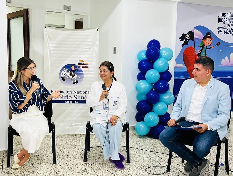 JEHYSONGUZMAN's tweet photo. El #PatriaQueLucha de hoy lo hicimos desde al Hospital Universitario de Los Andes @iahulaoficial, en un ��rea muy especial para nosotros, me refiero al área de Oncología pediátrica, el cual hemos recuperado y modernizado gracias a nuestro presidente @NicolasMaduro.

Hicimos este programa especial, rodeado de varias heroinas merideñas, entre ellas mi amada esposa @Gairimar; la directora del IAHULA, Dra. Nellys Molina; la Dra. Moraima Salazar, coordinadora de Barrio Adentro y Luz Rivera, secretaria de Desarrollo Social de la Gobernación.

Este espacio rehabilitado cuenta con 10 ambientes para hospitalización pediátrica hemato-oncológica con 32 camas para brindar atención médica de calidad, ahora cuenta con un área habilitada para el “aula hospitalaria” un espacio que brinda la Fundación @ninosimonmda para brindar la continuidad del aprendizaje y formación educativa de los niños y niñas mientras se encuentran hospitalizados, espacio que contará con profesionales pedagógicos.

A través de este servicio se atienden a más de 532 tesoritos provenientes de 8 estados del país para recibir su tratamiento oncológico de manera gratuita. Todo esto en cooperación con la vicepresidenta de Ciencia, Tecnología y Salud @Gabrielasjr y nuestra ministra para la Salud @MagaGutierrezV 

✅ ATENCIÓN ‼️ Otra extraordinaria noticia: ya el equipo médico tecnológico “Resonador” está operativo, fue puesto en funcionamiento en el Centro de Alta Tecnología en Los Curos, esto fortalece aún más el sistema de imagenología para diagnósticos oportunos en especial a los niños y niñas. Ya se están haciendo resonancias simples para la atención de solicitudes a través de la VenAPP del 1x10 del Buen Gobierno.

✅ El presidente @NicolasMaduro asignó para Mérida una “Unidad de Acelerador Lineal” para los tratamientos de pacientes oncológicos. Para instalarlo es necesario adecuar la infraestructura de la Unidad de Oncología y desde hoy inician las labores para lograr su instalación.

✅ Se aprobaron los recursos para la instalación de un nuevo sistema de aires acondicionados para el IAHULA, mañana viernes 26E inician los trabajos para reactivar las cirugías.

#PorAMORaMÉRIDA ♥️