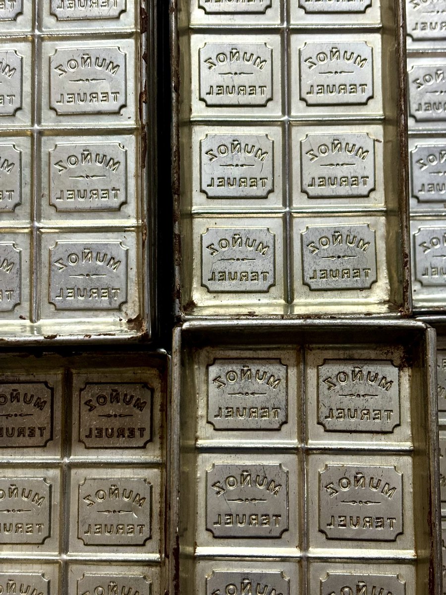 Estos moldes ( ya tienen unos añicos) son los que usamos para hacer el chocolate a la piedra con nuestras fórmulas número 8, 7 y 4. Se diferencian en que van poco refinados ( se nota algo grano del azúcar) y sin conchar