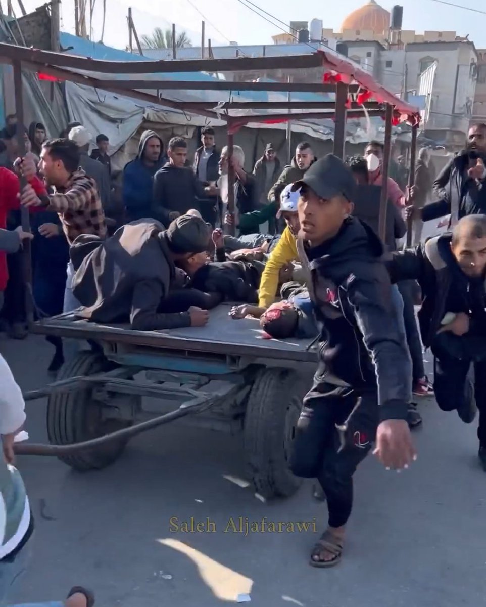 BREAKING | 15 people killed and dozens injured have arrived at Nasser Hospital since the morning. 

The latest occupation bombing on western Khan-Younis has caused unprecedented pressure in the hospital's ability to provide medical attention.
