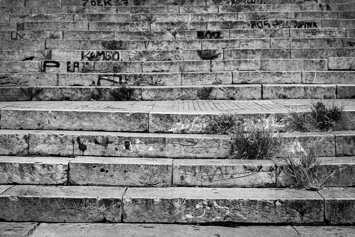 Stairways in Patras
Patras 🇬🇷

#patras #patras.gr #griekenland #greece #trap #stairway #zwartwit #monochrome #bw #blackandwhite #dark #straatfotografie #streetphotography #urbex #fotovandedag #photooftheday #fotografie #photography #shotonsony #zoomnl