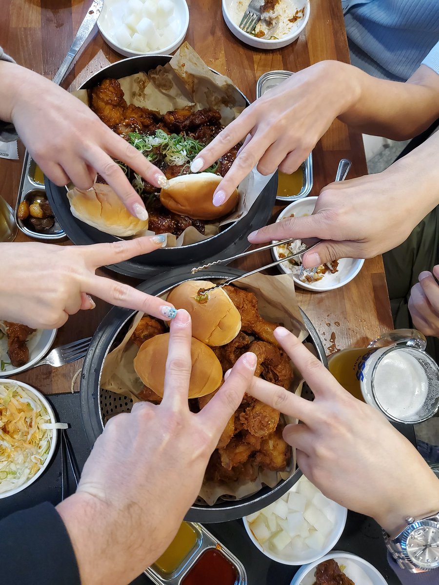 역시 맥주엔 치킨...
답답한 축구보니..
맥주 🍺 마시며 스트레스 날리자
#치맥으로입가심 #춥다추워