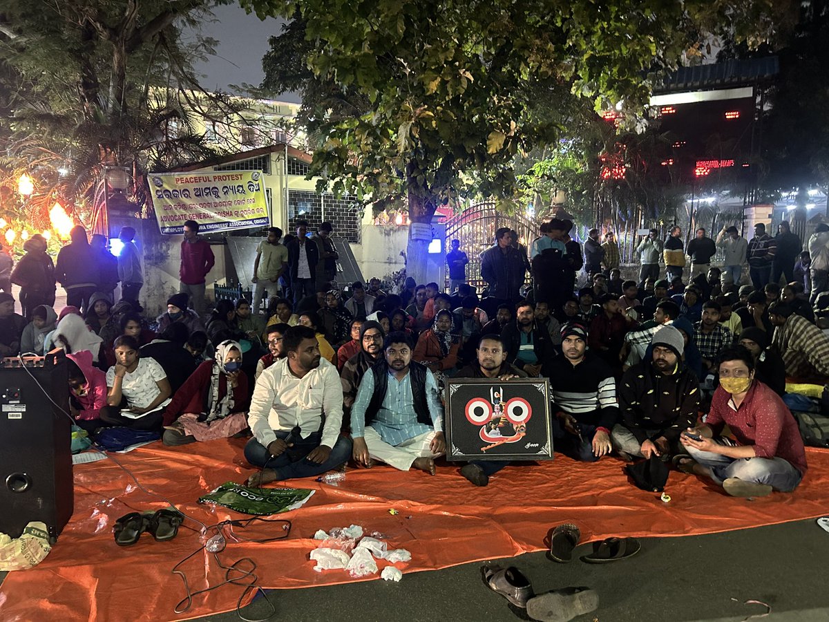 ରାତି ପହିଲେ ଗଣତନ୍ତ୍ର ଦିବସ। ଓଡ଼ିଶାରେ ଗଣଙ୍କ ଅବସ୍ଥା କିଛି ଏମିତି। ଗଣଙ୍କ ବିପରୀତ ଦିଗରେ କାର୍ଯ୍ୟ କରୁଛି ତନ୍ତ୍ର।

ସେଚ ସଦନ ଆଗରେ ଡିପ୍ଲୋମା ଛାତ୍ର ଛାତ୍ରୀଙ୍କ ହକ୍ ପାଇଁ ଲଢେଇ ଚାଲିଛି। 

କେବେ ଭାଙ୍ଗିବ ନିଦ ? କେବେ ମିଳିବ ନ୍ୟାୟ ? କେବେ ସରିବା ଏ କୋର୍ଟ କଚେରୀର ଖେଳ ? 

<a href="/CMO_Odisha/">CMO Odisha</a> <a href="/abhayips86/">Abhay ଅଭୟ अभय IPS ( Retd)</a> <a href="/SecyChief/">ChiefSecyOdisha</a> #OSSC