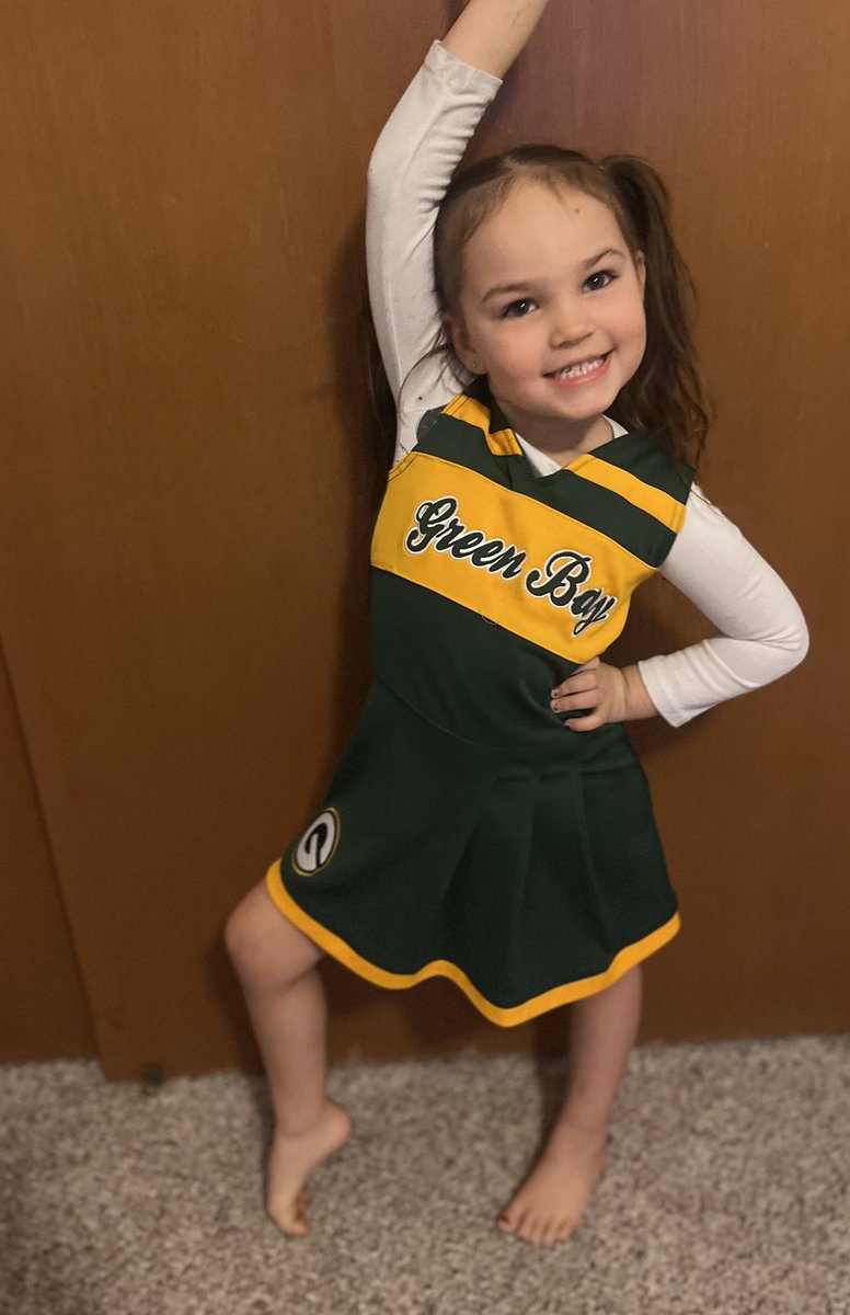 HopeeeeNeuman's tweet photo. @ajdillon7  @packers  Green Bay’s newest cheerleader! 💚💛🤣 https://t.co/DBRUDUpAMq