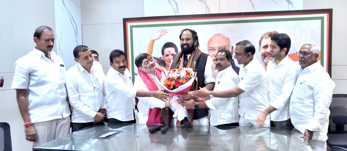 UttamINC's tweet photo. As the Incharge of Combined Karimnagar district, held a meeting of all MLAs &amp; Contested MLA candidates in Gandhi Bhavan and reviewed political and development activities in the district.

@PonnamLoksabha
@jeevanreddyMLC 
@INCTelangana https://t.co/8zlzR90qdt