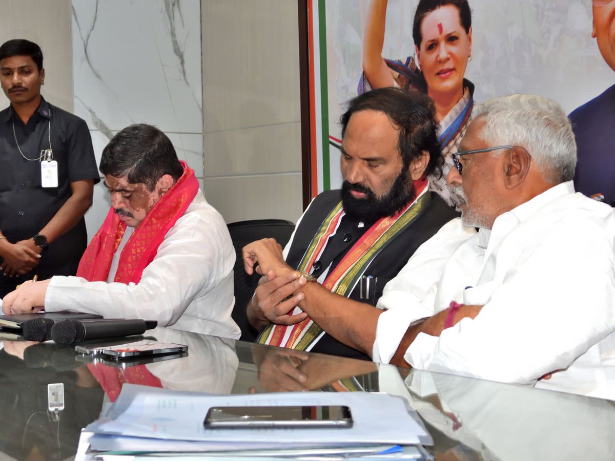 UttamINC's tweet photo. As the Incharge of Combined Karimnagar district, held a meeting of all MLAs &amp; Contested MLA candidates in Gandhi Bhavan and reviewed political and development activities in the district.

@PonnamLoksabha
@jeevanreddyMLC 
@INCTelangana https://t.co/8zlzR90qdt