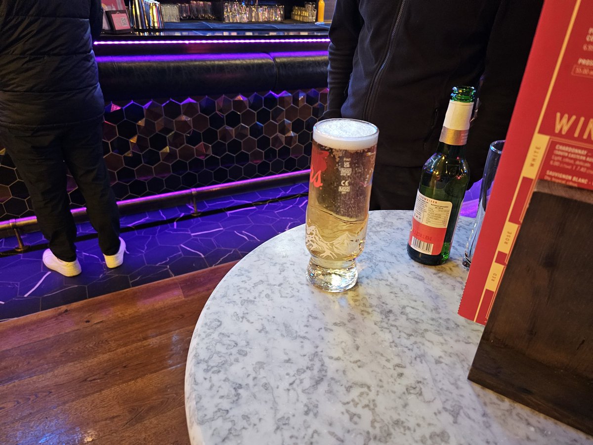 NEWCASTLECITYU1's tweet image. Welcome to bar 291 Manhatta. Located in the Diamond Strip. Some cash has been spent here. £5.40 for a Coors. Its really nice in here. #allthebars #ncl #nufc #gatesheadfc
