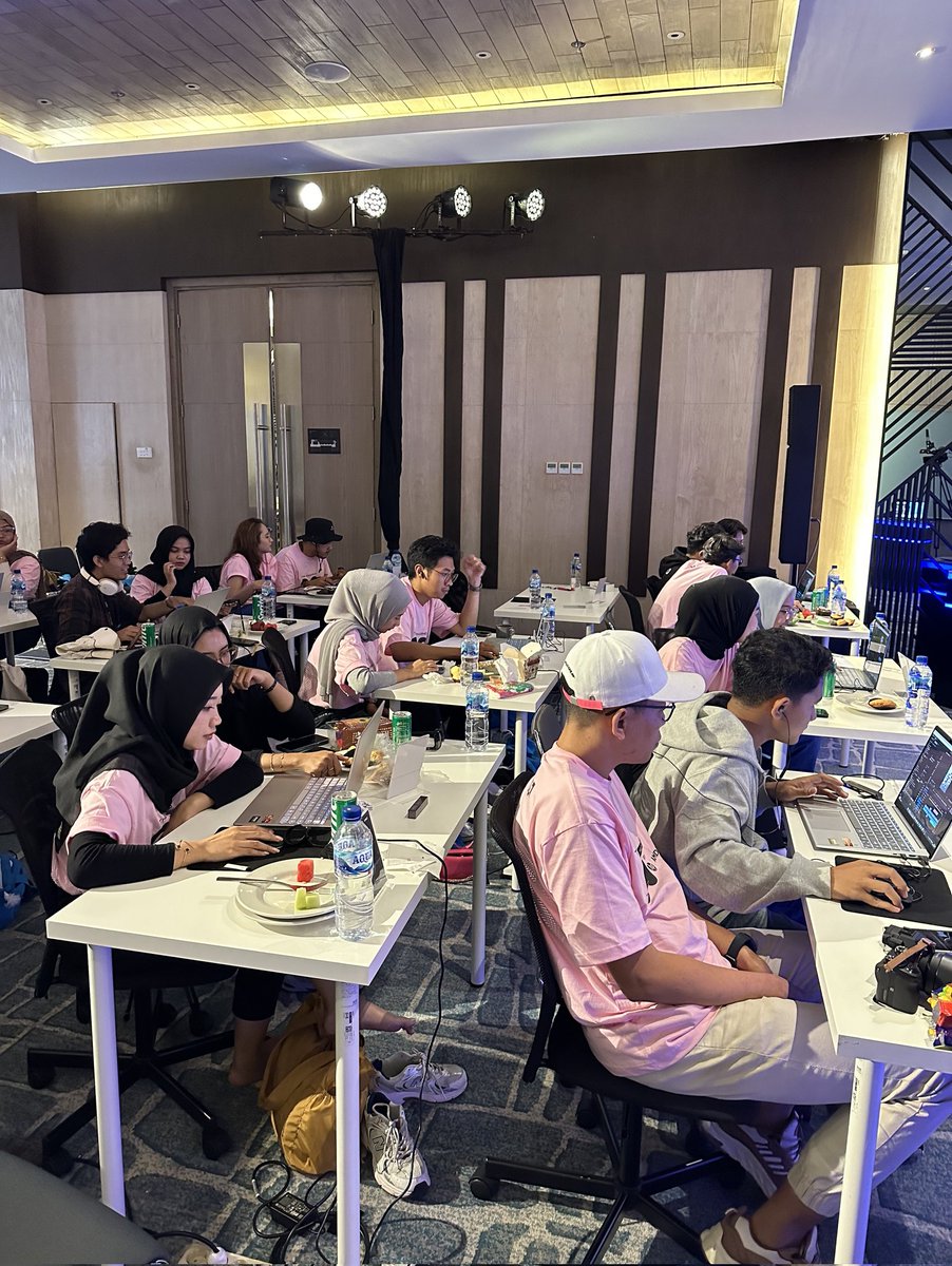 nan_cy1's tweet photo. The Amazing OG Hunt di Yogyakarta membawa inovasi ke tingkat dewa, HP Pavilion Plus 14 juaranya booo ! #HPTheOG https://t.co/TmkatJwcRP