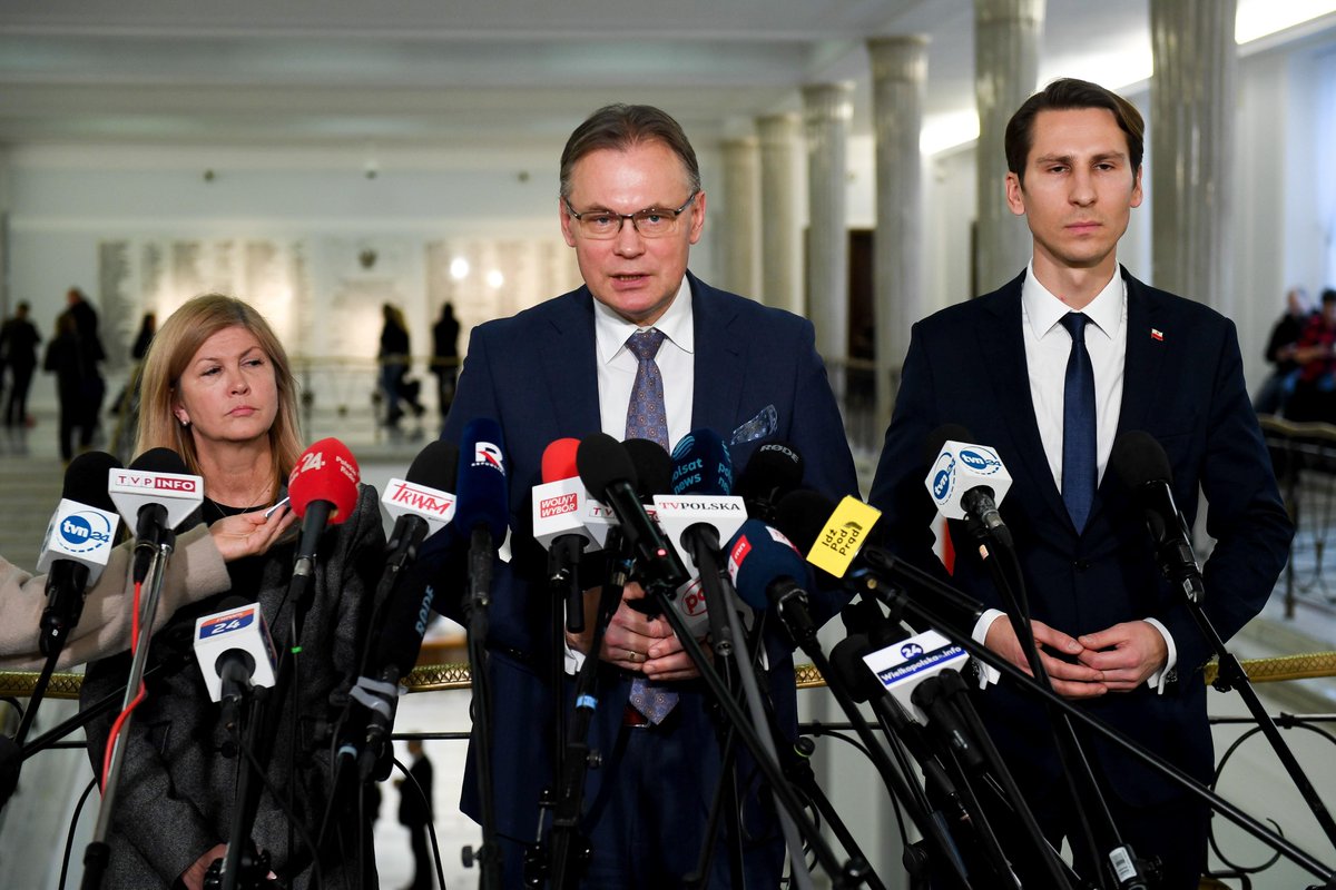 pisorgpl's tweet photo. 💬 Poseł PiS @arekmularczyk:  Wczoraj wróciliśmy z trwającej obecnie sesji Rady Europy, gdzie podnosiliśmy kwestie, przede wszystkim, nielegalnego zatrzymania i aresztowania dwóch parlamentarzystów. W tym zakresie złożyliśmy projekt rezolucji kwestionując zasadność i legalność ich zatrzymania. W naszej ocenie doszło tu do złamania prawa, złamania Konstytucji, a panowie parlamentarzyści są więźniami politycznymi.
Jest jeszcze drugi bardzo ważny aspekt, na który zwracamy uwagę i dziś również wystosujemy pismo w tej sprawie do Komitetu ds. zapobiegania tortur, który jest w Radzie Europy. Otóż wszystkie rezolucje Rady Europy, ale również ONZ mówią o zakazie tortur i takiego traktowania, które jest traktowaniem poniżającym. Słuchając informacji, o jakich opowiadał @Kaminski_M_  - były Minister, obecny Poseł -  nie mamy wątpliwości, że próba jego przymusowego dokarmiania przez nos, a następnie przymusowo przez przełyk narusza zasady, które są wpisane w Konwencji Praw Człowieka i możemy traktować to, jako tortury.