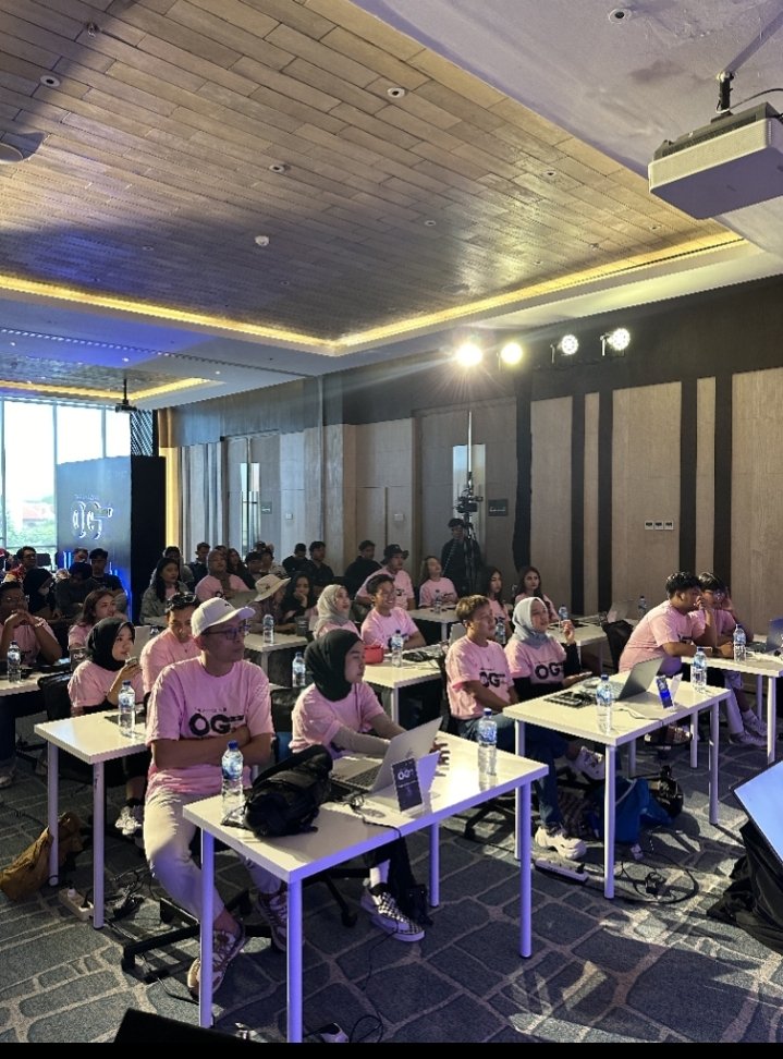 frethings's tweet image. Buat para gen Z yang pengen buat inovasi atau kreasi melalui konten konten nya cocok nih HP Pavilion Plus 14. 👍👍 #HPtheOG