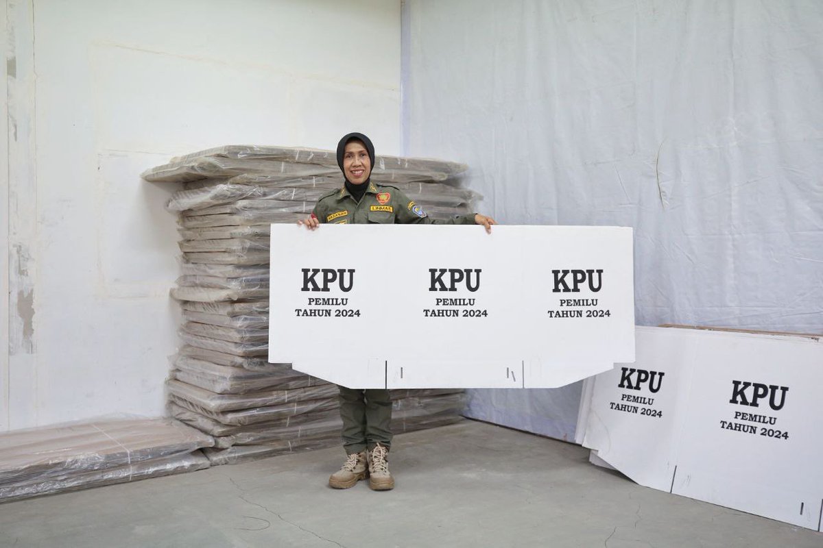 Pastikan Logistik Aman Jelang Pemilu 2024 💪

Tahapan sortir Kotak Suara maupun lipat suara merupakan hal krusial ✅

Saat Pj Wali Kota Bandung, Pak Bambang Tirtoyuliono meninjau Gudang Logistik Pemilu Kecamatan Sumur Bandung di Jalan Jawa Kota Bandung,-