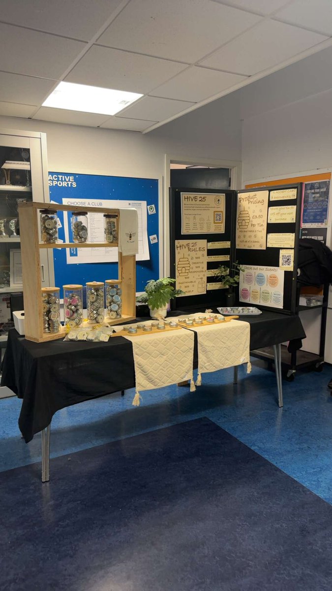 _Hive25's tweet image. Come find us at our first selling point for the S5/S6 progress evening!🐝 #YoungEnterprise #JohnstoneHighSchool @youngenterprise