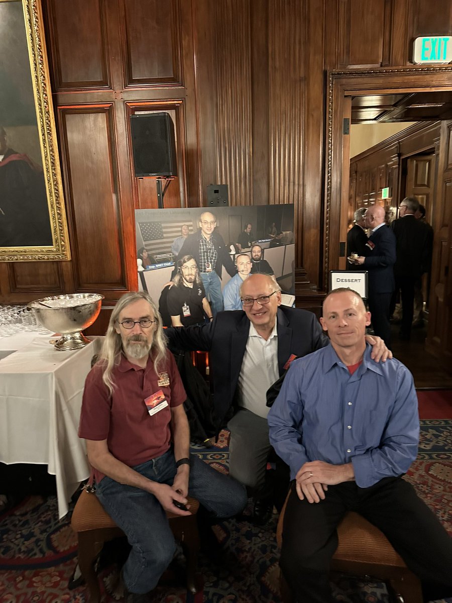 En el evento celebrando los 20 años de la llegada de Spirit y Opportunity a Marte, con mis amigos y compañeros de equipo <a href="/FredOfMars/">Fred Serricchio</a>, a mi izquierda, y <a href="/LongHairNasaGuy/">LongHairNasaGuy</a>, a mi derecha. La foto fue tomada en el centro de control a pocas horas del aterrizaje de Opportunity.