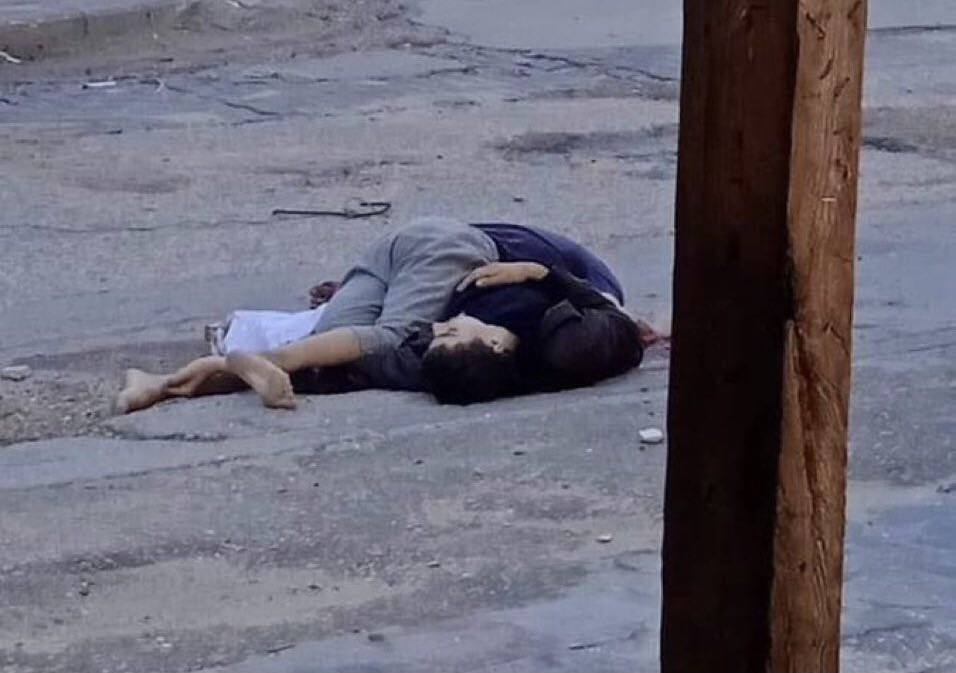 الشقيقان ناد ورامز ..
الاول ارتقى بنيران العدو الاسرائيلي اثناء محاولته اخذ مساعدات للطعام ..
ثم حاول الاخ اللحاق بأخوه رامز لينقذه
 فتلقى هو الاخر نيران العدو وارتقى شهيدًا معه ..