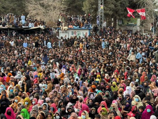 sairabaluch_'s tweet photo. تم نے اسلام آباد میں ہمارے دھرنے کے چاروں اطراف خاردار تاریں لگائی ہمارے  آنے جانے پر پابندی لگائی ہم پر تشدد کیا ہمیں جیل میں رکھا  ہم نے تمہارا ہر جبر سہا کیونکہ ہمیں پتا تھا تمہارے ساتھ تمہاری بندوقیں ہیں اور ہمارے ساتھ ہماری قوم کھڑی ہے دیکھو 
 #MarchAgainstBalochGenocide https://t.co/uPjVybsb4w