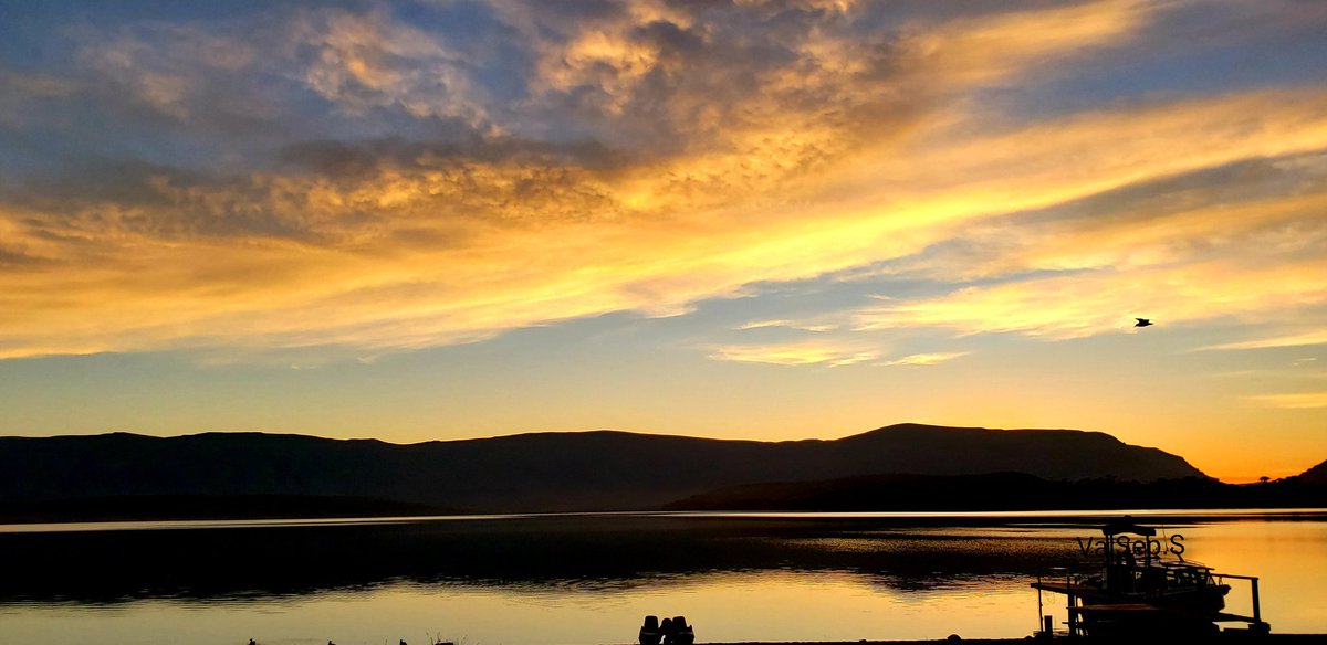 valecaviahue's tweet photo. Amanecer 🧘‍♀️ 🌅 en el Lago Caviahue 🧘 https://t.co/ivbmlsH0Ei