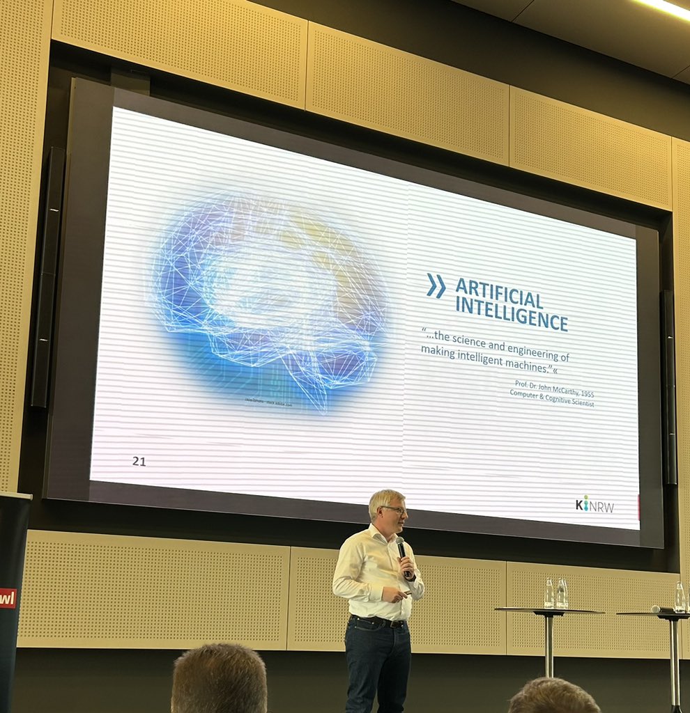 #NRW #InnovationSummit heute mit <a href="/itsOWL_Cluster/">it's OWL</a> und <a href="/_KINRW/">KI.NRW</a> in Paderborn mit DEM  Thema 2024: #KI - 
<a href="/ChristianTemath/">Christian Temath</a> mit seinem Impuls zu KI, mega Einstieg, spannendes Event!