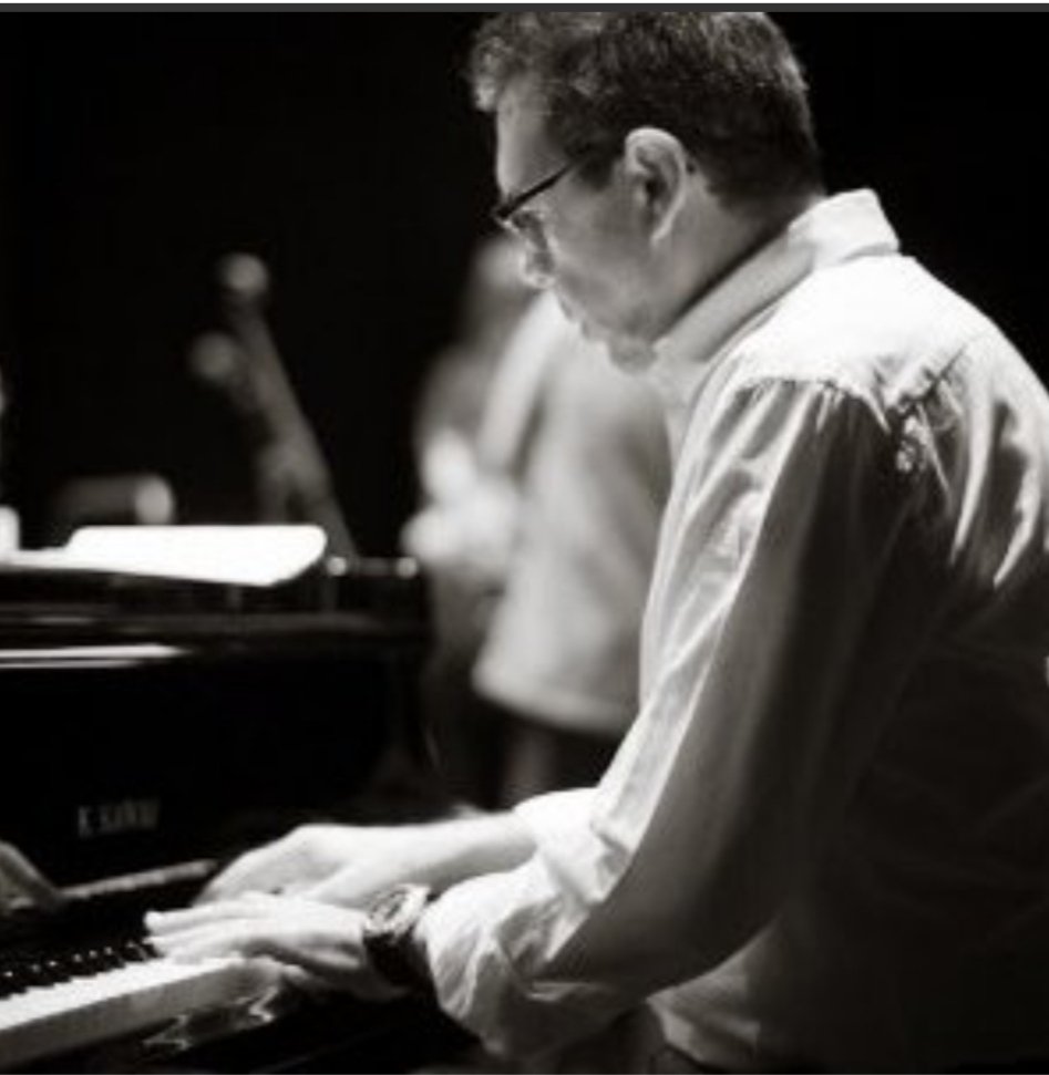 Des de la Societat Unió Musical de Riba-roja de Túria volem expressar el nostre més sincer condol als familiars i amics de Francisco Andreu Comos, pianista i compositor de Torrent. Ens deixa un gran Músic. DEP.