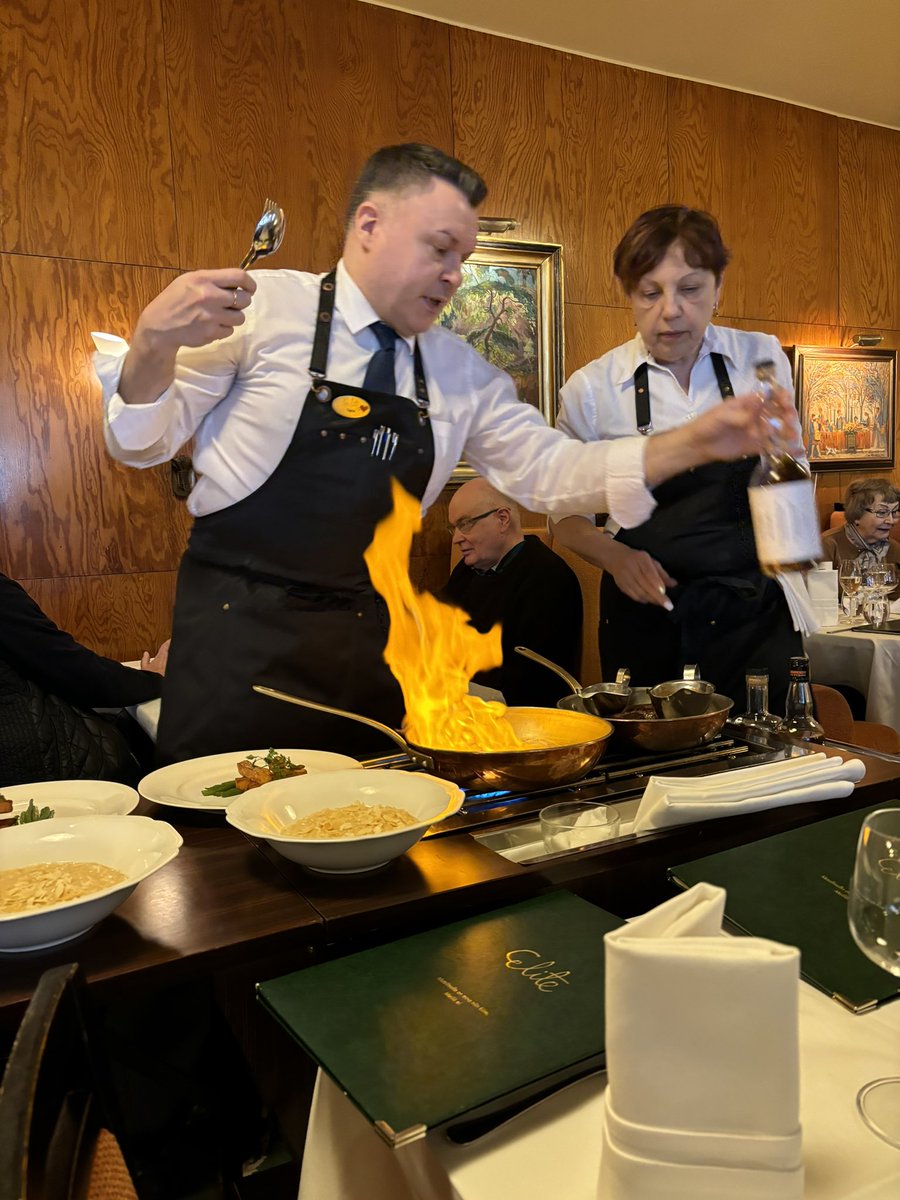 Tiimin joululounas. Kuukauden viiveellä, kun edellisen perui lakko. Lähellä oli, ettei osunut tämäkin lakon kohdalle.