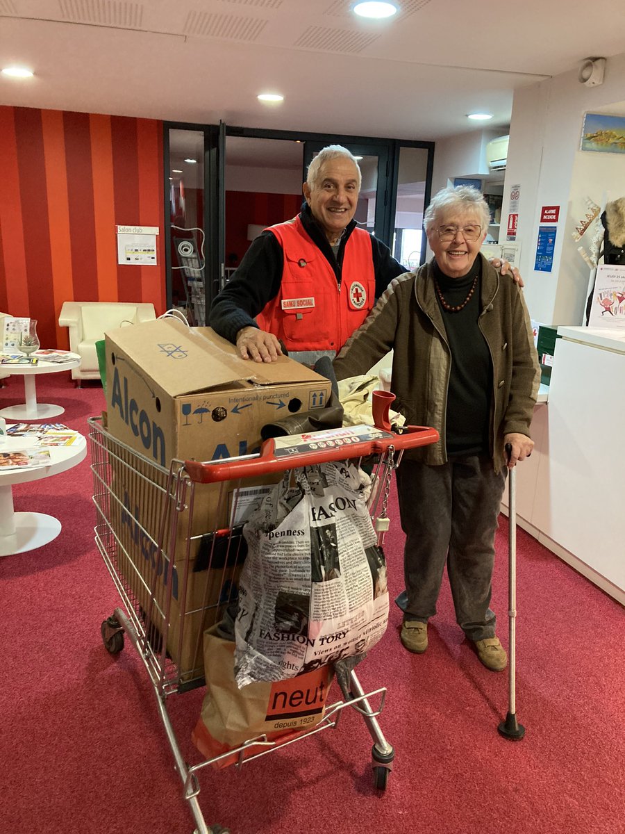 Ce matin Bob bénévole pour la croix rouge est venu comme chaque mois récupérer les nombreux dons des résidents #senioriales # solidarité