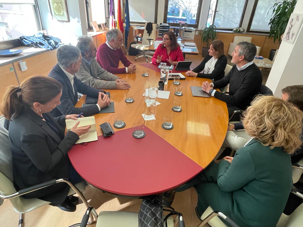 COAIBALEARS's tweet photo. Reunió amb @SalutGOIB @manuelaG_Romero i @COMbalears per tal de crear sinèrgies relacionades amb l’arquitectura i la salut. 
Els arquitectes treballem per a que el disseny arquitectònic ajudi a millorar la salut de les persones i la qualitat de vida.
#ciutatsaludables https://t.co/jDm2ksCISw