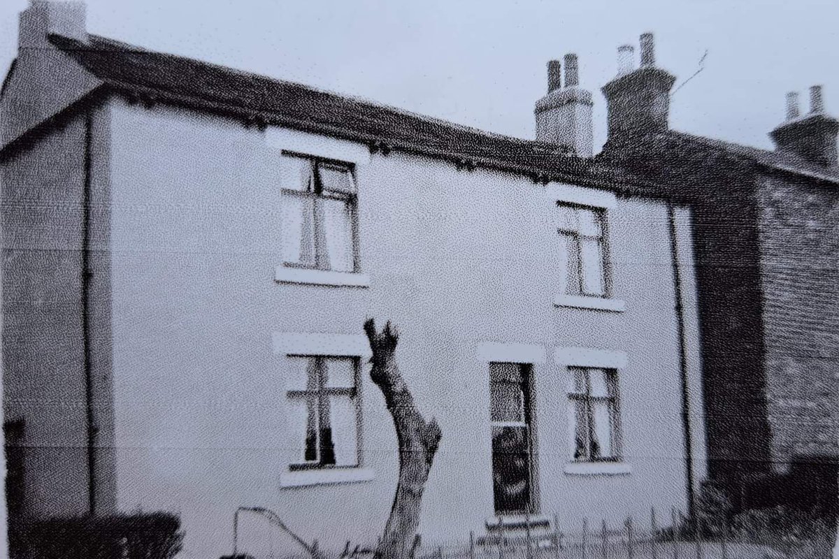 Photos of long demolished places regularly turn up in our Facebook group. This house was on Chapel Street. Both chapel and street are long gone. Using the 1911 census I got to know some of the residents. 
You'll find them here ⬇️
facebook.com/groups/ossettt…