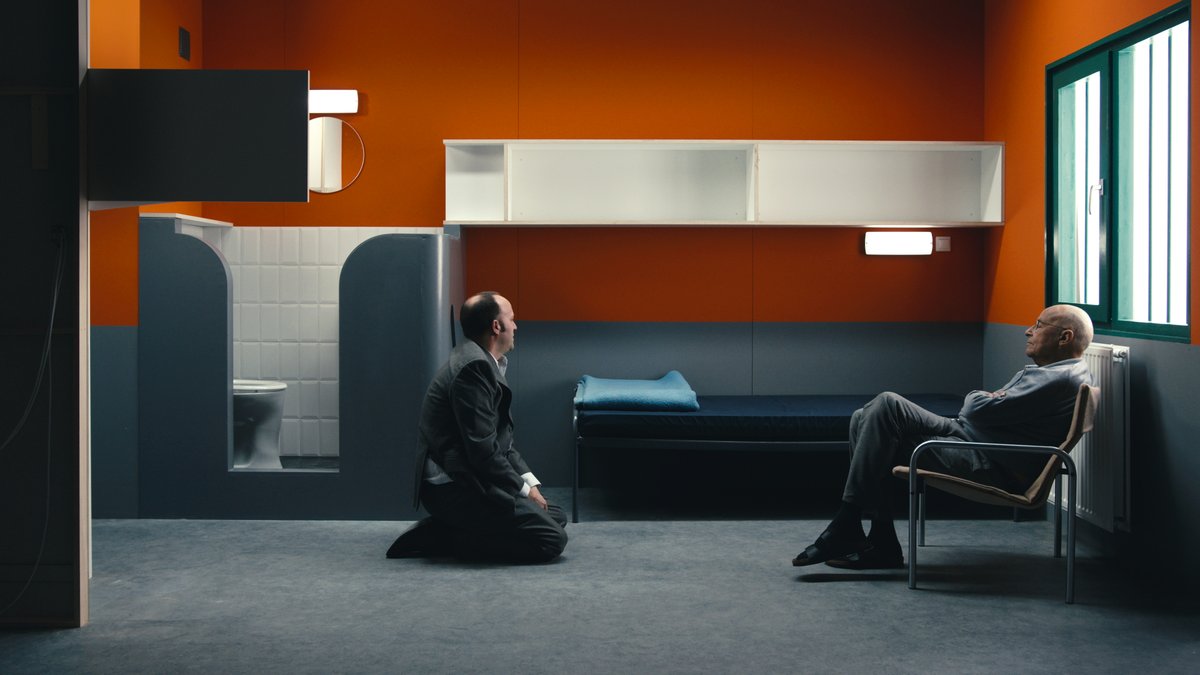 Tip > Visit <a href="/TENT_Rotterdam/">TENT Rotterdam</a> for the grand opening of Robert Glas's exhibition, 'Justice beyond Revenge,' on Fri Jan 26. Glas explores the prison system with 2 video installations in a recreated prison cell from De Schie. Curated by Anke Bangma. Free entry!
bit.ly/3SaA3Oh