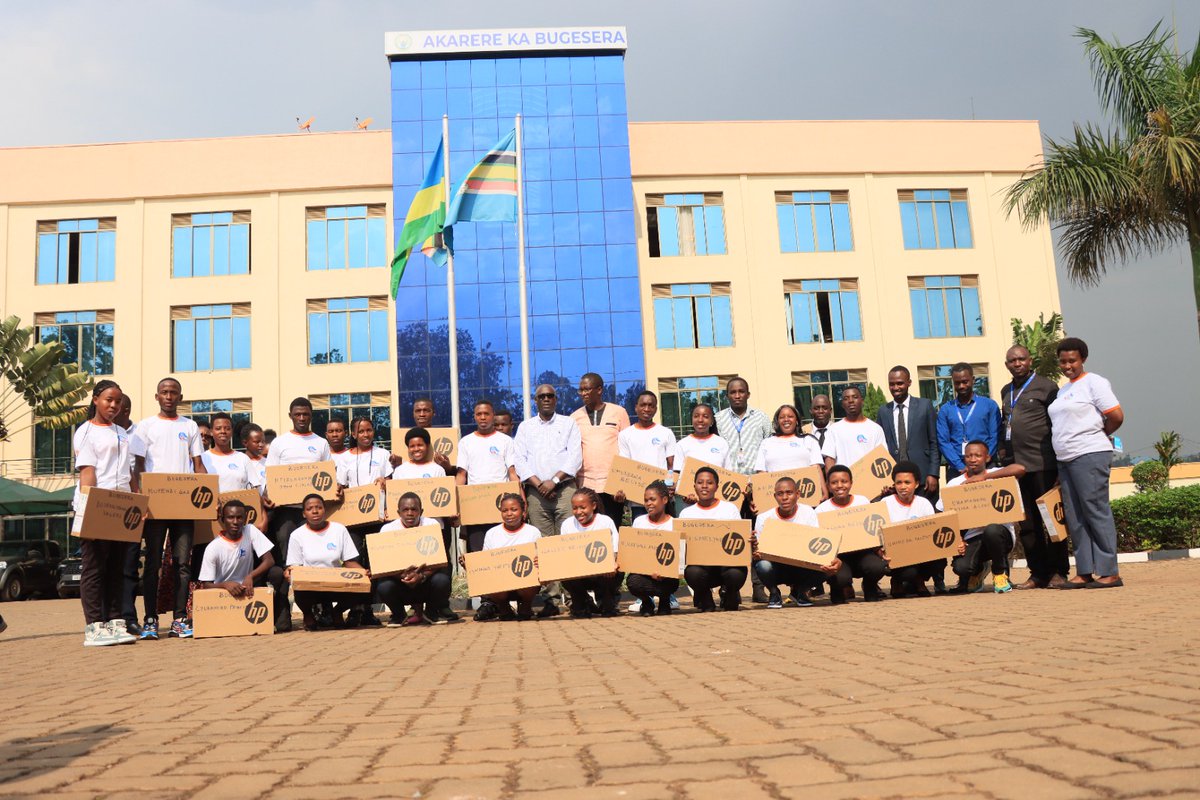 BugeseraDistr's tweet image. Abanyeshuri 27 bashoje amashuri yisumbuye umwaka 2022-2023 ; abakobwa 15 n'abahungu 12 batoranyijwe hagendewe ku manota meza,  bahawe imashini za mudasobwa. Ni imashini zatanzwe n’Akarere  ku bufatanye n'umufatanyabikorwa #IEE mu mushinga wabo Teaching Assistantship batanze