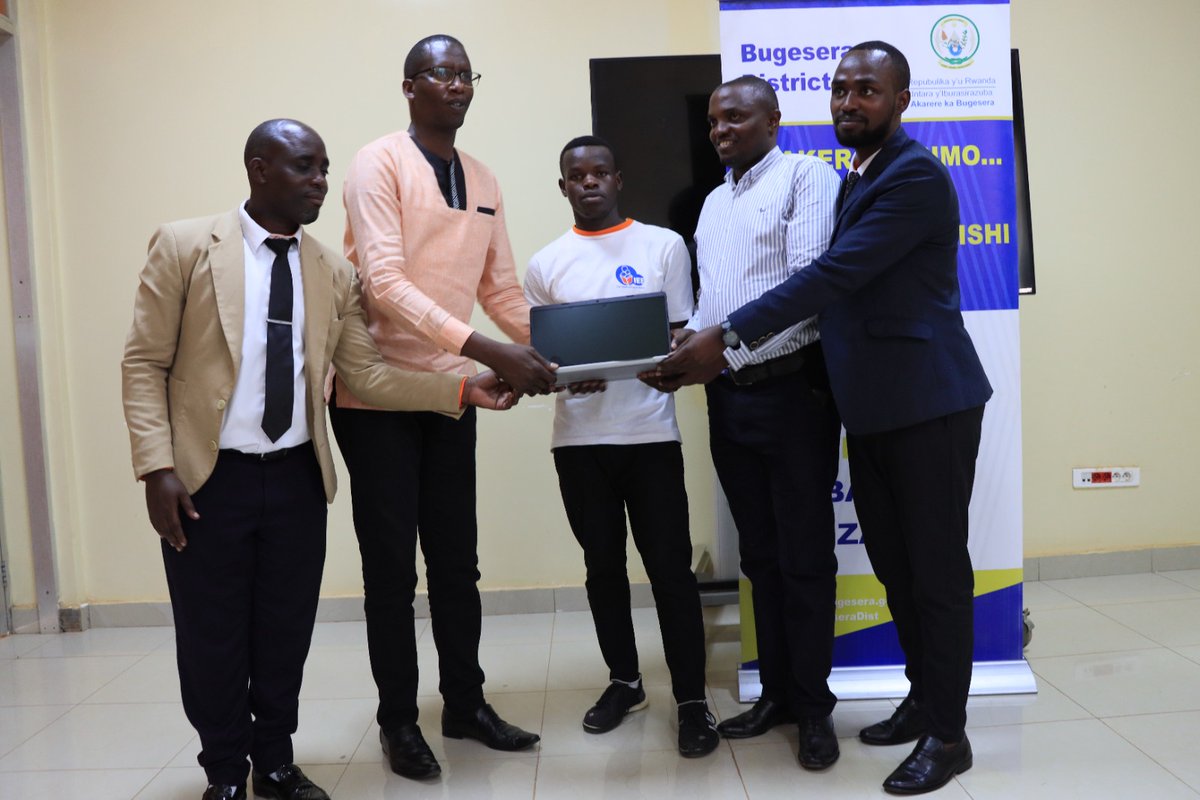 BugeseraDistr's tweet image. Abanyeshuri 27 bashoje amashuri yisumbuye umwaka 2022-2023 ; abakobwa 15 n'abahungu 12 batoranyijwe hagendewe ku manota meza,  bahawe imashini za mudasobwa. Ni imashini zatanzwe n’Akarere  ku bufatanye n'umufatanyabikorwa #IEE mu mushinga wabo Teaching Assistantship batanze