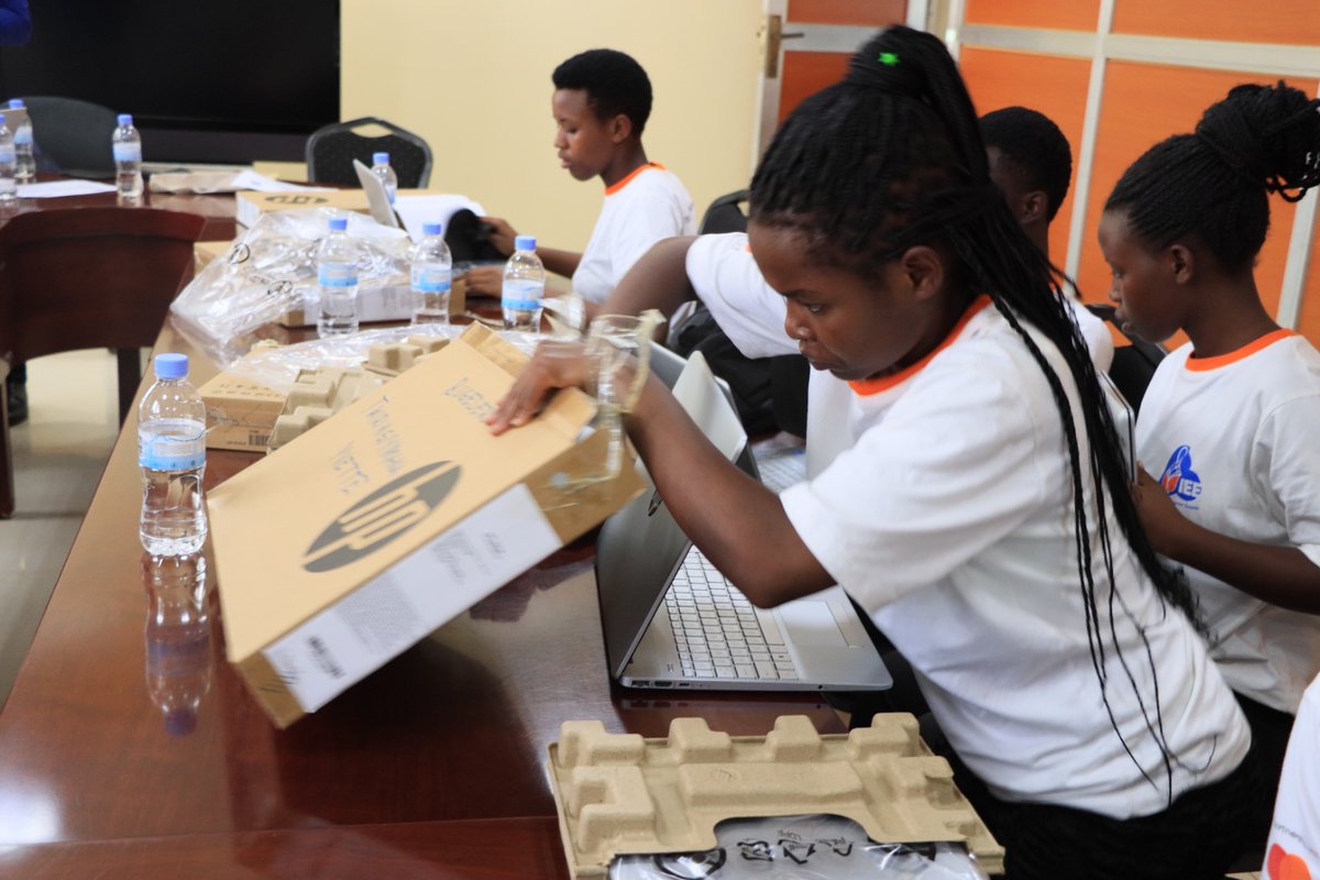 BugeseraDistr's tweet image. Abanyeshuri 27 bashoje amashuri yisumbuye umwaka 2022-2023 ; abakobwa 15 n'abahungu 12 batoranyijwe hagendewe ku manota meza,  bahawe imashini za mudasobwa. Ni imashini zatanzwe n’Akarere  ku bufatanye n'umufatanyabikorwa #IEE mu mushinga wabo Teaching Assistantship batanze