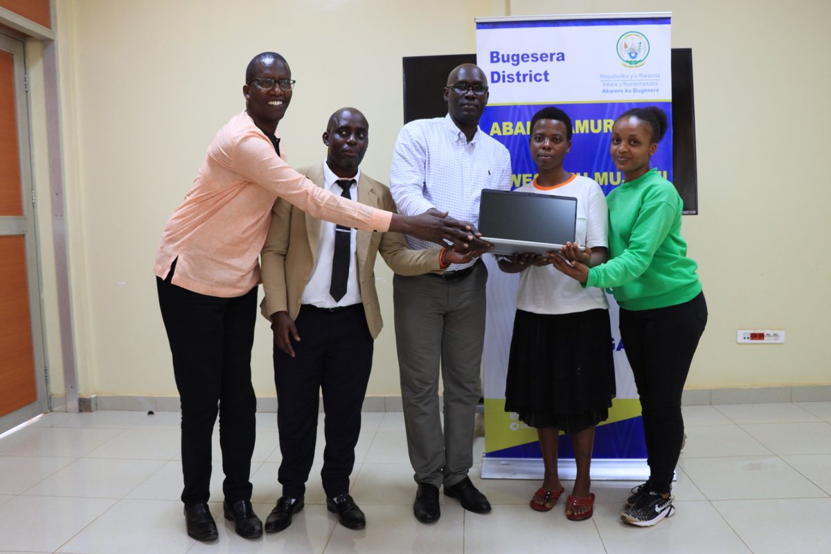 BugeseraDistr's tweet image. Abanyeshuri 27 bashoje amashuri yisumbuye umwaka 2022-2023 ; abakobwa 15 n'abahungu 12 batoranyijwe hagendewe ku manota meza,  bahawe imashini za mudasobwa. Ni imashini zatanzwe n’Akarere  ku bufatanye n'umufatanyabikorwa #IEE mu mushinga wabo Teaching Assistantship batanze