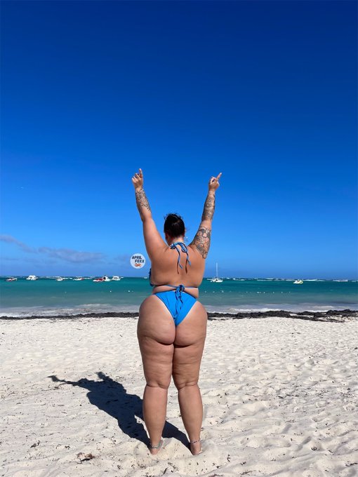 2 pic. Would you fuck me on the beach? ? https://t.co/cJB7XqTLHJ