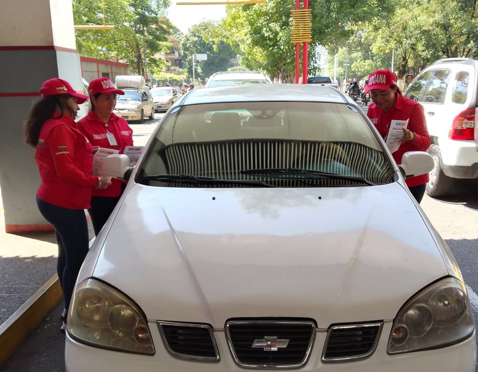 Funcionarios de la Aduana Principal de San Antonio del Táchira realizan operativo de divulgación dirigido a transeúntes y conductores que circulan por este ente aduanero, indicando cómo declarar y pagar el #ISLR.
#JuntosSumamosAlDesarrollo