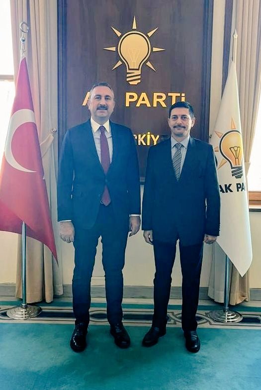 sinargunhan's tweet photo. TBMM

Değerli Meslektaşlarım 

İstanbul,Ankara,İzmir,Bursa ,Gaziantep, Kocaeli,Tekirdağ ve Kayseri Servis Aracı İşletmecileri Esnaf Odaları Başkanları  olarak Türkiye'deki diğer servis aracı odalarımızı da temsilen önceki dönem Adalet Bakanımız 
Ak Parti TBMM Grup Başkan Vekili Sayın Abdülhamit Gül beyi ziyaret ettik.

Okul Servis Aracı Yönetmeliği değişikliği konusundaki taleplerimizi, meslegimiz lehine yakında TBMM 'ne gelecek olan kanun teklifi, mesleki sorunlarımız,taleplerimiz ve çözüm önerilerimiz hakkında istişare ettik.

Kendisine yakın ilgisi ve desteğinden dolayı şükranlarımızı sunuyoruz.
#SonDakika 
@abdulhamitgul
